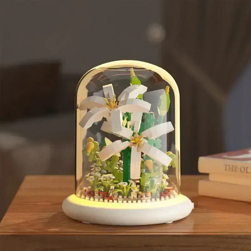 LED'li Lego çiçekler cam fanus içinde, masa üzerinde şık ve yenilikçi dekorasyon.